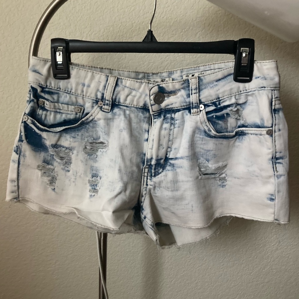 Indigo Rein distressed acid wash jean shorts